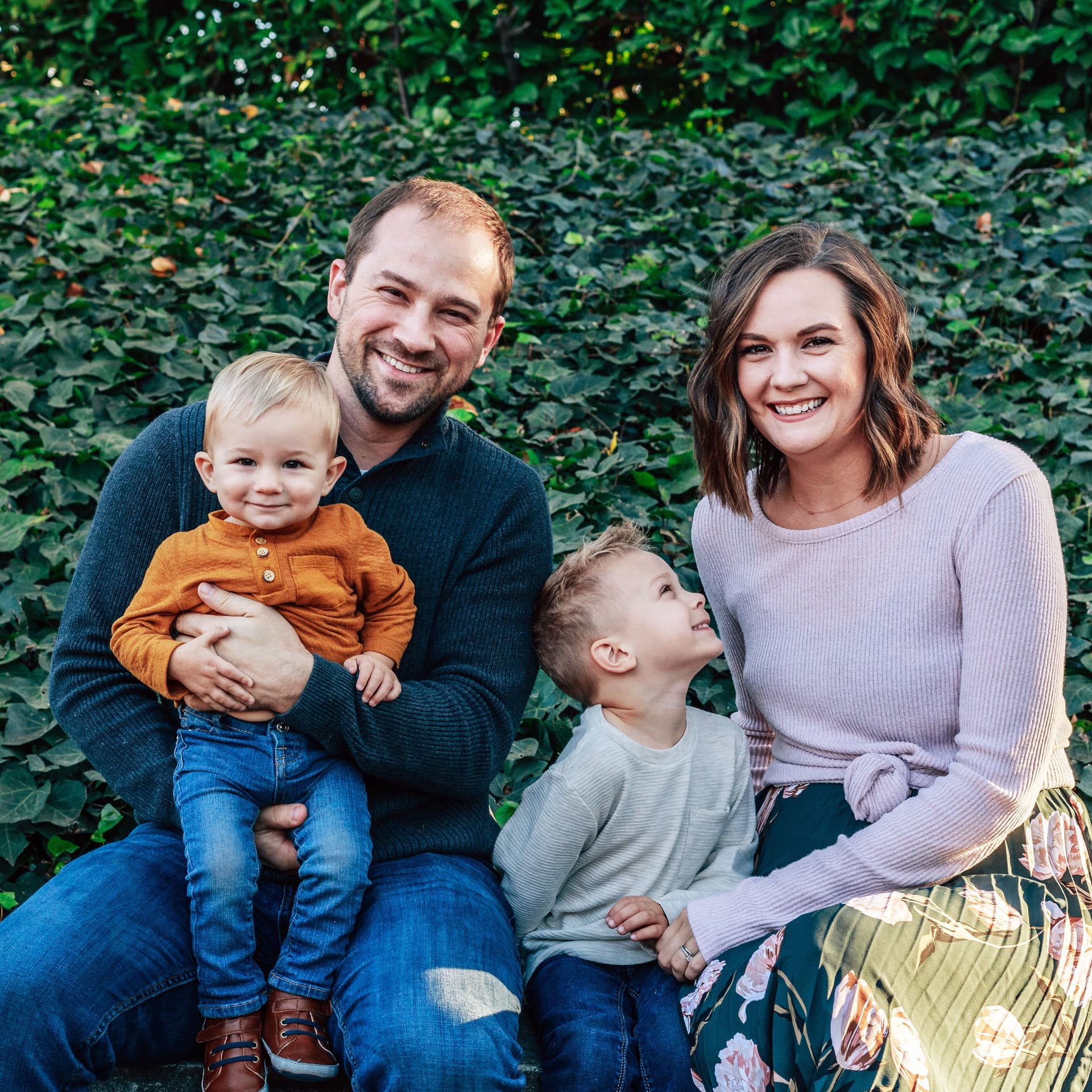 Family with two kids laugh for their free outdoor park photoshoot