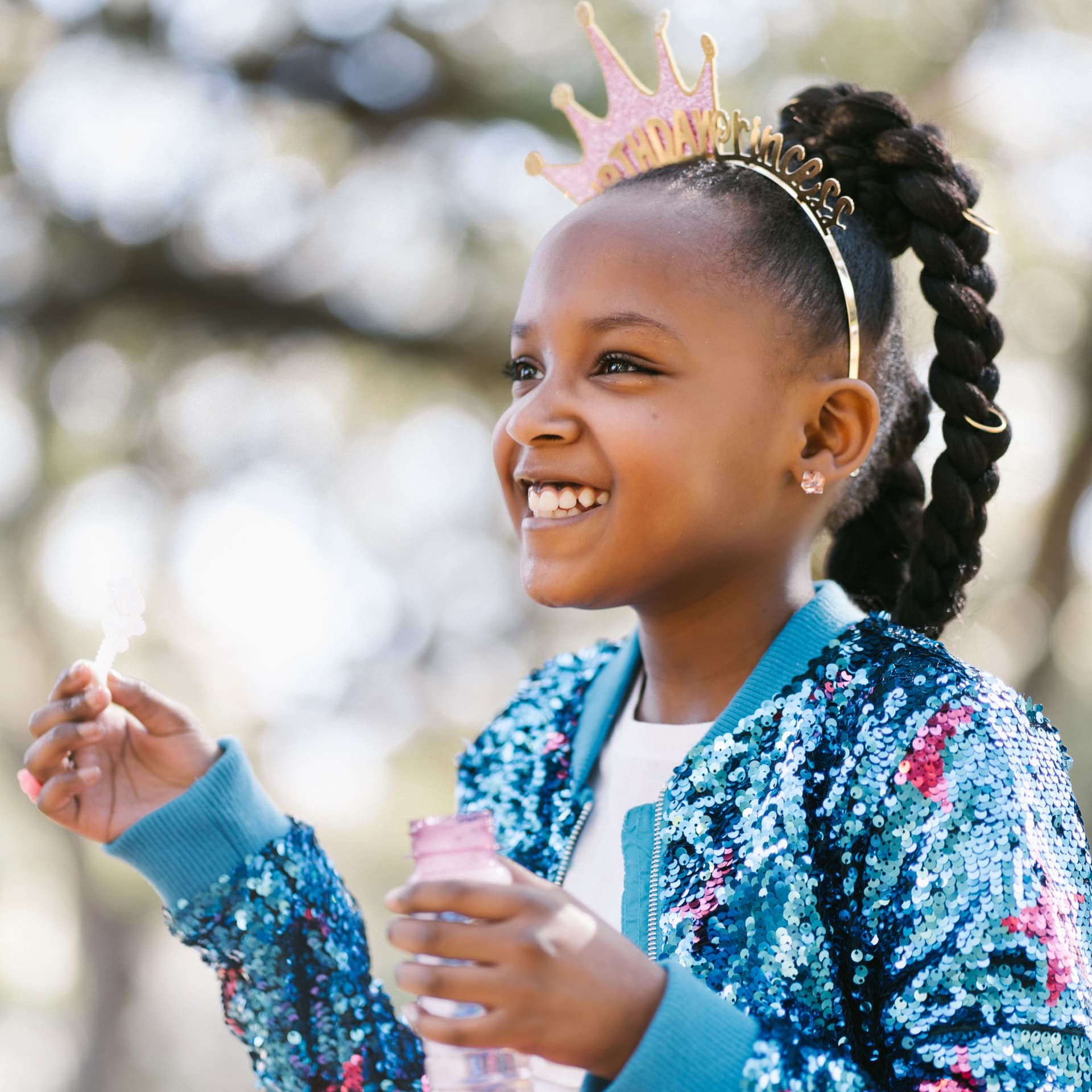 Girl holds number balloons for her free outdoor birthday photoshoot